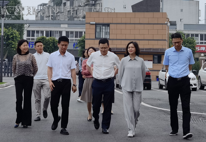 四川省商務(wù)廳副廳長唐燕調(diào)研西南醫(yī)投集團下屬天植中藥公司