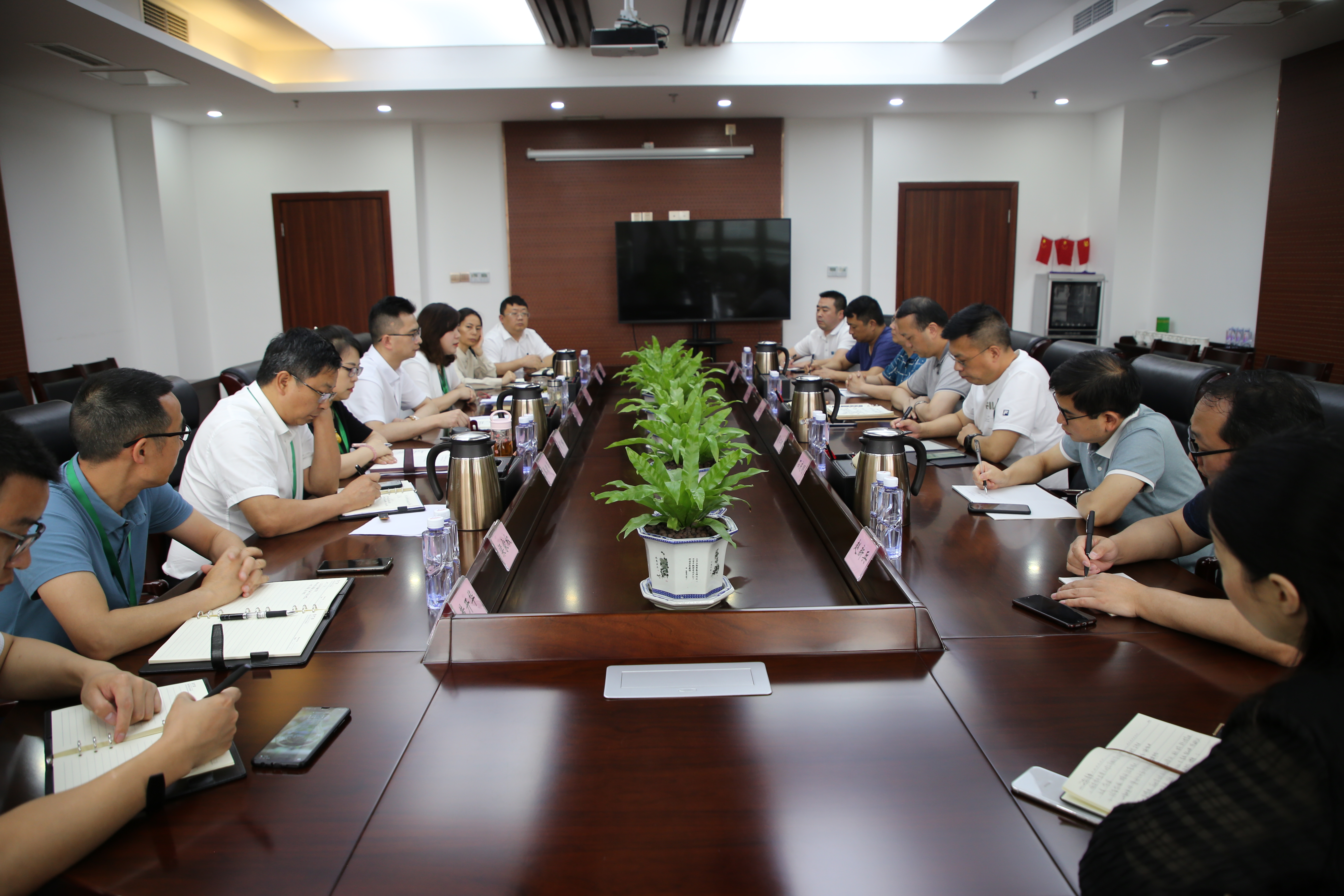 萬源市委常委、政法委書記余世斌率隊蒞臨西南醫(yī)投集團考察調(diào)研   